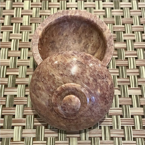 2 Vintage Marble Soapstone Earth-tones 4” and 2” Trinket Boxes. Made in India - Picture 5 of 11